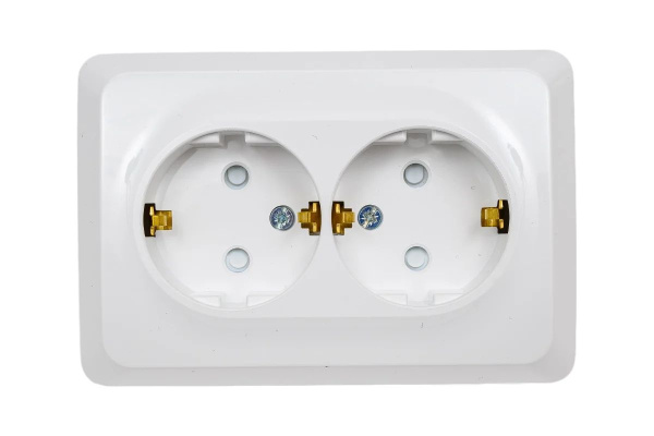 Этюд белый розетка открытая 2-мест заземление шторки IP20 угловая